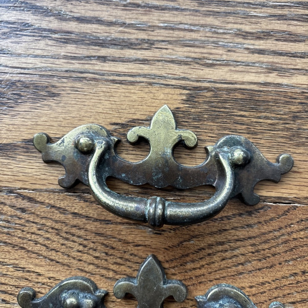 Vtg Keeler Brass Company Fleur De Lis Brass Patina Drawer Pull Handles Lot Of 8 - Picture 4 of 15